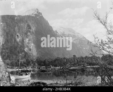 [Dome Range, Southwest Arm, Middle Fiord, Lake te Anau], studio Burton Brothers,Studio de photographie, 1889, Dunedin, photographie en noir et blanc Banque D'Images