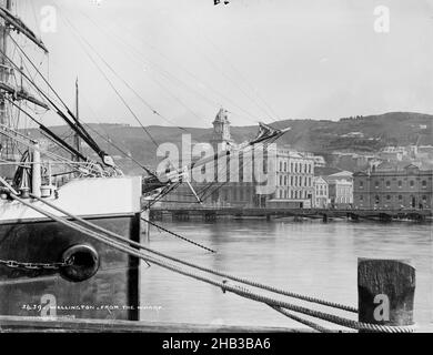 Wellington du quai, studio Burton Brothers, studio de photographie, 1880s, Dunedin,Photographie en noir et blanc, bough d'un grand navire sur la gauche avec des bâtiments et le marché du poisson sur le bord de l'eau.L'heure dans la tour de l'horloge indique 11:35 Banque D'Images