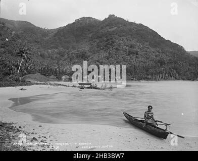 Pango-Pango (sic) Harbour, Samoa, Burton Brothers studio, studio de photographie, 7 juillet 1884,Dunedin, photographie en noir et blanc, Foreshore, femme assise à l'outrigger.Haute colline en arrière-plan avec village de Samoan sur le rivage lointain avec Fale visible sous les grands cocotiers.Un longboat se trouve sur la plage Banque D'Images