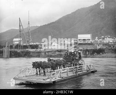 Te Aroha, Thames [Waihou] River, Burton Brothers studio, studio de photographie, vers 1884,Dunedin, photographie en noir et blanc, autocar à cheval traversant la Tamise sur un punt Banque D'Images