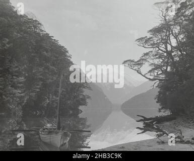 The Narrows, North Fjord, Lake te Anau, Burton Brothers studio, studio de photographie,1889, Dunedin, photographie en noir et blanc Banque D'Images