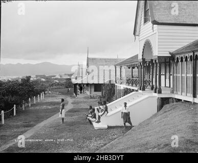 Gouvernement House, Suva, Fidji, Burton Brothers studio, studio de photographie,Juin 1884, Nouvelle-Zélande, photographie en noir et blanc, bâtiments de style colonial (du premier plan droit au centre).Une femme est debout devant les marches, quatre hommes sont assis sur les marches et un homme regarde de droite à gauche.En arrière-plan se trouve le canton et la chaîne de montagnes Banque D'Images