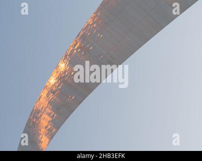 Une section de l'arche de la porte à Saint Louis, Missour, photographiée d'en bas au lever du soleil avec la lueur du soleil sur le métal Banque D'Images