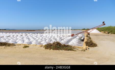 Étang d'évaporation de sel près de Trapani sur l'île de Sicile, Italie Banque D'Images