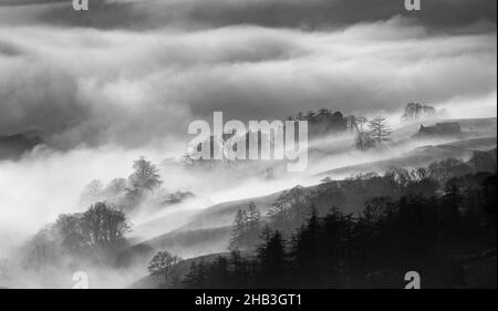 Kirkstone Pass, Cumbria, Royaume-Uni.16th décembre 2021.Météo.Des scènes atmosphériques du fantastique Kirkstone Pass, qui domine Windermere, tandis qu'une inversion de nuages fait remonter la vallée.Crédit : Wayne HUTCHINSON/Alamy Live News Banque D'Images