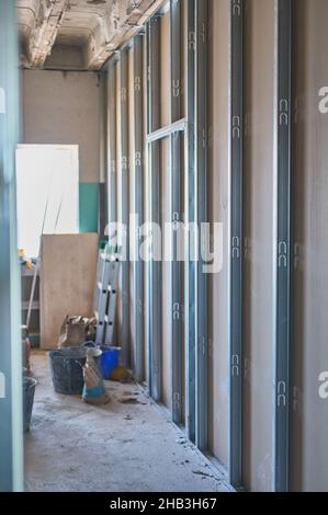 détail des ustensiles dans une chambre dans un bâtiment en cours de rénovation Banque D'Images