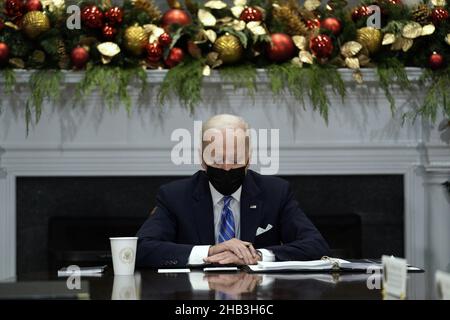 Washington DC, États-Unis.16th décembre 2021.Le président américain Joe Biden rencontre des membres de l'équipe de réponse de la COVID-19 sur les derniers développements liés à la variante Omicron dans la salle Roosevelt à la Maison Blanche à Washington, le jeudi 16 décembre 2021.Photo par Yuri Gripas/UPI crédit: UPI/Alay Live News Banque D'Images