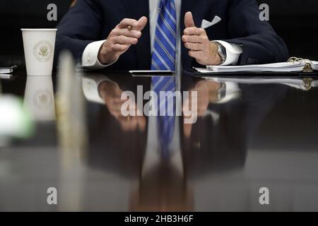 Washington DC, États-Unis.16th décembre 2021.Le président américain Joe Biden rencontre des membres de l'équipe de réponse de la COVID-19 sur les derniers développements liés à la variante Omicron dans la salle Roosevelt à la Maison Blanche à Washington, le jeudi 16 décembre 2021.Photo par Yuri Gripas/UPI crédit: UPI/Alay Live News Banque D'Images