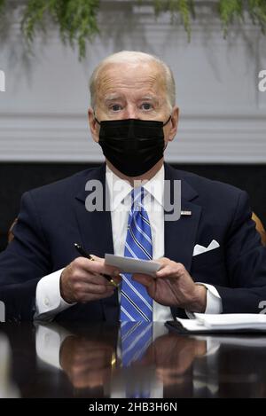 Washington DC, États-Unis.16th décembre 2021.Le président américain Joe Biden rencontre des membres de l'équipe de réponse de la COVID-19 sur les derniers développements liés à la variante Omicron dans la salle Roosevelt à la Maison Blanche à Washington, le jeudi 16 décembre 2021.Photo par Yuri Gripas/UPI crédit: UPI/Alay Live News Banque D'Images