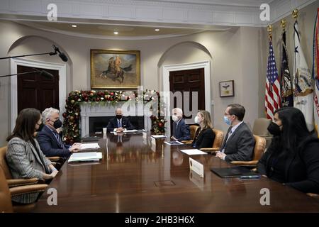 Washington DC, États-Unis.16th décembre 2021.Le président américain Joe Biden rencontre des membres de l'équipe de réponse de la COVID-19 sur les derniers développements liés à la variante Omicron dans la salle Roosevelt à la Maison Blanche à Washington, le jeudi 16 décembre 2021.Le tableau est celui de l'ancien président Theodore Roosevelt.Photo par Yuri Gripas/UPI crédit: UPI/Alay Live News Banque D'Images