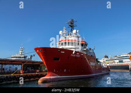 Le navire de soutien et d'escorte offshore Thor Modi amarré dans le port de Bergen, en Norvège. Banque D'Images