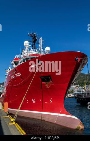 Le navire de soutien et d'escorte offshore Thor Modi amarré dans le port de Bergen, en Norvège. Banque D'Images