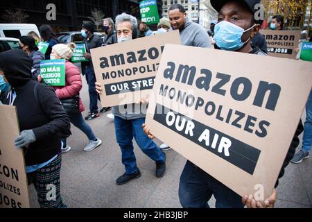 New York, États-Unis.16th décembre 2021.Les manifestants tiennent des écriteaux exprimant leur opinion pendant la manifestation.Les manifestants se sont rassemblés devant une réunion secrète à huis clos entre des représentants de l'autorité portuaire de New York et du New Jersey et Amazon au World Trade Center, contre un accord de plusieurs millions de dollars pour une installation de fret aérien d'Amazon.Crédit : SOPA Images Limited/Alamy Live News Banque D'Images