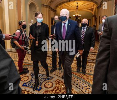 Washington, États-Unis.16th décembre 2021.Le sénateur Patrick Leahy parle avec les journalistes près de la salle du Sénat au Capitole.Crédit : SOPA Images Limited/Alamy Live News Banque D'Images
