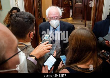 Washington, États-Unis.16th décembre 2021.Le sénateur Bernie Sanders parle avec les journalistes près de la salle du Sénat au Capitole.Crédit : SOPA Images Limited/Alamy Live News Banque D'Images