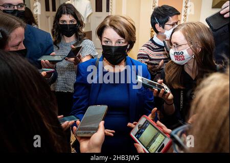 Washington, États-Unis.16th décembre 2021.La sénatrice Amy Klobuchar s'entretient avec les journalistes près de la salle du Sénat au Capitole.Crédit : SOPA Images Limited/Alamy Live News Banque D'Images