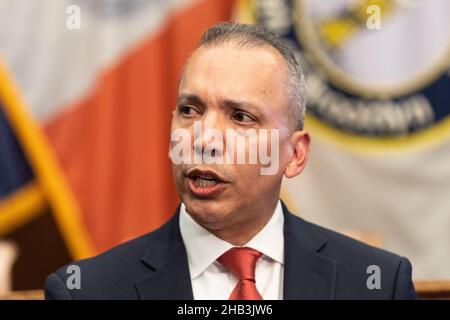 New York, États-Unis.16th décembre 2021.Louis Molina parle lors de l'annonce du maire élu Eric Adams sur son choix pour le commissaire du département de correction à Brooklyn Borough Hall.Eric Adams a choisi Louis Molina, qui est le chef du département de la sécurité publique de Las Vegas.Louis Molina a travaillé par le passé au NYPD et a été premier sous-commissaire ou au département de correction du comté de Westchester.En plus de présenter son choix pour le Département de correction Adams a répondu à des questions sur ses idées pour lutter contre la pandémie COVID-19 entre autres.(Photo de Lev Radin/Pacific Press) crédit: Pacifique Banque D'Images