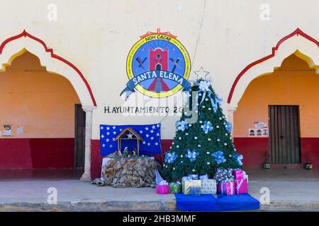 Arbre de Noël décoré dans la ville de Santa Eelena, Yucatan, Mexique Banque D'Images