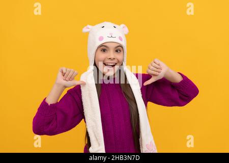 enfant émerveillé dans un chapeau à rabat sur fond jaune, enfance Banque D'Images