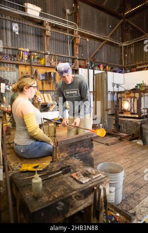 Leçons de soufflage du verre dans Harmony Glass Works, Harmony, Californie Banque D'Images