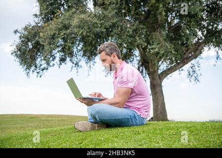 communication informatique d'entreprise moderne. personne mûre vérifie les e-mails. homme freelance Banque D'Images