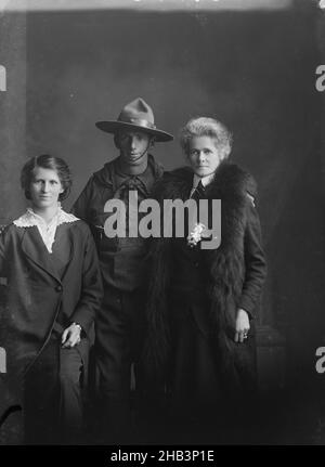 Thomas Henry Mossman, Esther Muriel Mossman et Marion Susan Mossman, Berry & Co, studio de photographie, 1914, Wellington,Portrait d'un homme en uniforme d'un membre de la Légion des Frontiermen et de deux femmes Banque D'Images