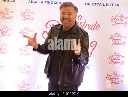 16 décembre 2021, Naples, Italie: Christian de Sica pose lors d'une séance de photocall pour le film de Noël ''Chi ha incastrato Babbo natale?''Au Happy MaxiCinema d'Afragola à Naples, Italie.(Credit image: © Mariano Montella/Pacific Press via ZUMA Press Wire) Banque D'Images