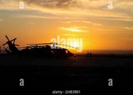 211023-N-OP825-1047 SAN CLEMENTE ISLAND (NOV23, 2021) hélicoptères MH-60s Knighthawk de l'Escadron de combat en mer (HSC) 23,Et un AH-1Z Viper et UN UH-1Y Venom du Marine Light Attack Helicopter Squadron (HMLA) 267 sont à l'arrêt de l'opération de vol sur l'île Naval Auxiliary Landing à l'appui des exercices du Programme de préparation avancée des hélicoptères (HARP), novembre 23.(É.-U.Photo marine par Spécialiste des communications de masse 3rd classe Erica Higa) Banque D'Images