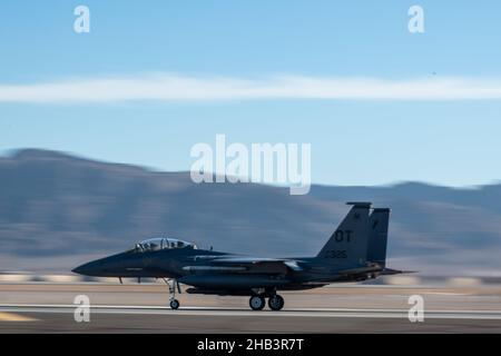 Un aigle F-15C prend son envol pour participer à un exercice d'intégration de l'École d'armes de la Force aérienne des États-Unis à la base aérienne de Nellis, Nevada, le 8 décembre 2021.Le F-15C a effectué sa dernière sortie de contre-air défensif de l'École d'armes pendant le cours d'instructeur d'armes 21-B.(É.-U.Photo de la Force aérienne par Michael J. Hasenauer) Banque D'Images