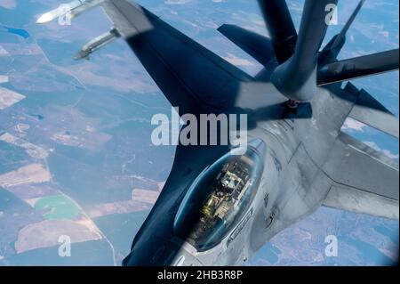 Un pilote du 79th Fighter Squadron pilote un faucon F-16 de combat tout en effectuant un ravitaillement aérien près de la base aérienne de Shaw, en Caroline du Sud, le 14 décembre 2021.Le F-16 Fighting Falcon est capable de transporter 7000 livres de carburant avec sa capacité type et 12000 livres avec deux réservoirs externes.(É.-U.Photo de l'Armée de l'air par le premier Airman Jacob Gutierrez) Banque D'Images