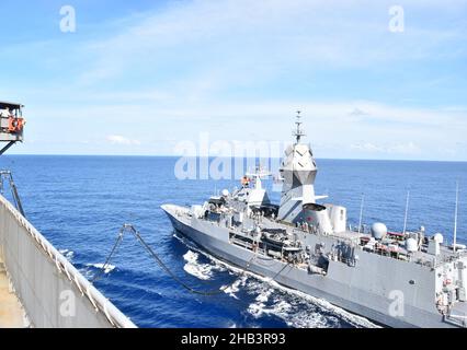 211211-N-NO250-1003 SAVU SEA (DÉC11, 2021) la frégate de classe Anzac de la Royal Australian Navy HMAS Warramunga (FFH-152) effectue un ravitaillement en mer avec la flotte de Rappahannock Oiler USNS (T-AO 204), le 11 décembre 2021.Carl Vinson Carrier Strike Group et des éléments de la Royal Australian Navy mènent un exercice d'entraînement bilatéral pour tester et affiner les capacités de combat en faveur d'une Indo-Pacific libre et ouverte.(É.-U.Photo de la marine par Joseph Moore) Banque D'Images