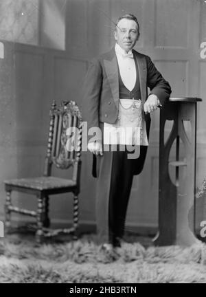 Portrait d'un homme en robe maçonnique, Berry & Co, vers 1920, Wellington Banque D'Images