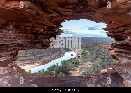 une vue rapprochée à travers la fenêtre de la nature au lever du soleil dans le parc national de kalbarri Banque D'Images