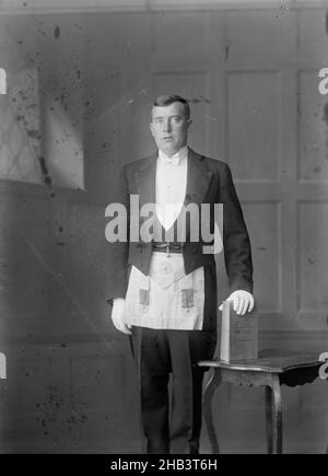 Portrait d'un homme en robe maçonnique, Berry & Co, vers 1920, Wellington Banque D'Images