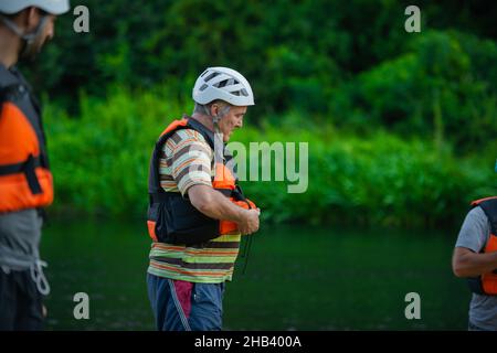 Portrait d'un kayakiste expérimenté essayant de sortir de la veste de sécurité Banque D'Images