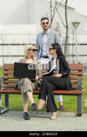 Trois personnes d'affaires discutent des nouveaux plans pour l'entreprise Banque D'Images