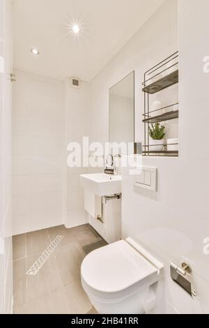 Salle de bain de qualité supérieure avec étagère et toilettes suspendues Banque D'Images