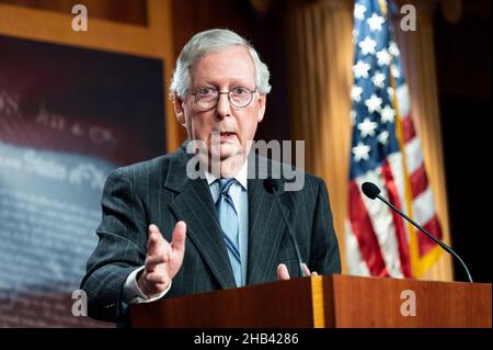 Washington DC, États-Unis 16th décembre 2021.Mitch McConnell (R-KY), leader minoritaire au Sénat, prend la parole lors d'une conférence de presse.Crédit : SOPA Images Limited/Alamy Live News Banque D'Images