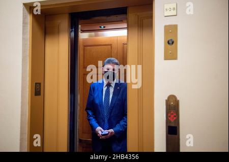 Washington DC, États-Unis.16th décembre 2021.Le sénateur américain Joe Manchin III (démocrate de la Virginie-Occidentale) monte dans un ascenseur au sous-sol du Capitole des États-Unis lors d'un vote à Washington, DC, le jeudi 16 décembre 2021.Crédit: Rod Lamkey/CNP/MediaPunch crédit: MediaPunch Inc/Alay Live News Banque D'Images