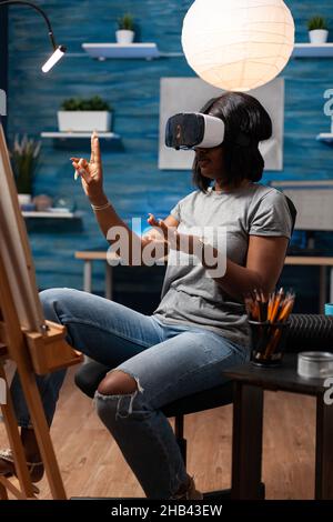 Jeune artiste étudiant portant des lunettes de réalité virtuelle travaillant au chef-d'œuvre créatif imaginant vase illustration avant de dessiner sur toile pour dessiner la leçon.Concept d'inspiration d'esquisse Banque D'Images