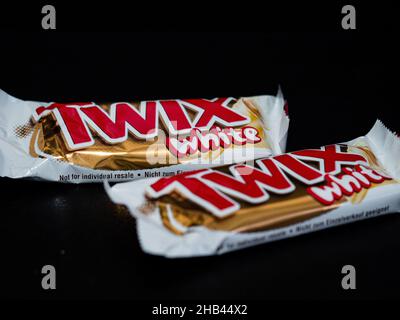 Ukraine.05th décembre 2021.Dans cette illustration, des biscuits à grignoter blancs Twix vus sur fond noir.(Photo de Valera Golovniov/SOPA Images/Sipa USA) crédit: SIPA USA/Alay Live News Banque D'Images