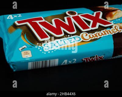 Ukraine.05th décembre 2021.Dans cette illustration, les biscuits en-cas au caramel salé Twix sont vus sur fond noir.(Photo de Valera Golovniov/SOPA Images/Sipa USA) crédit: SIPA USA/Alay Live News Banque D'Images