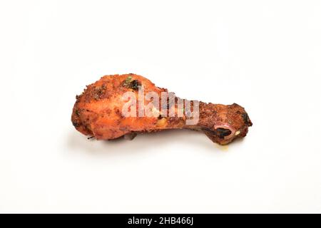 cuisse de poulet tandoori isolée sur fond blanc Banque D'Images