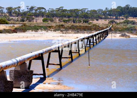 Pipe d'eau de fond sur des peuplements traversant le lac salé, Wongan Hills, Australie occidentale Banque D'Images