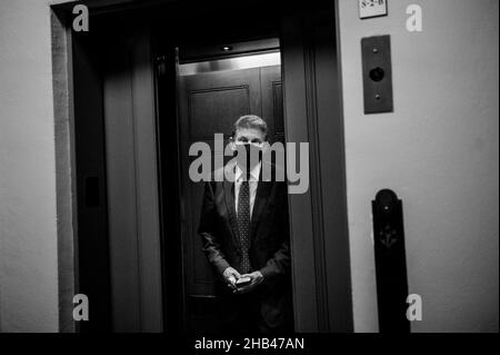 Washington DC, États-Unis.16th décembre 2021.Le sénateur américain Joe Manchin III (démocrate de la Virginie-Occidentale) monte dans un ascenseur au sous-sol du Capitole des États-Unis lors d'un vote à Washington, DC, le jeudi 16 décembre 2021.Credit: Rod Lamkey/CNP/dpa/Alay Live News Banque D'Images