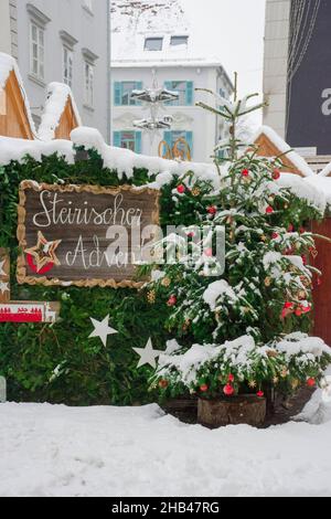 L'Avent styrien (l'Avent Steirischer), un beau marché de Noël dans le centre-ville de Graz, la région de Styrie, en Autriche, dans une belle journée enneigée d'hiver Banque D'Images