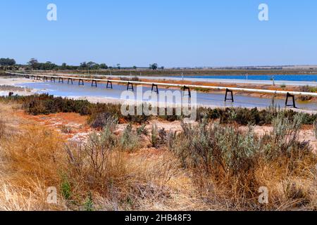 Pipe d'eau de fond sur des peuplements traversant le lac salé, Wongan Hills, Australie occidentale Banque D'Images