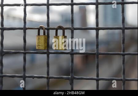 Cadenas accrochés à un câble métallique.Écluses d'amour sur la clôture de filet à la brigade de New Wesminster en Colombie-Britannique. Banque D'Images