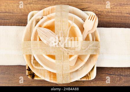 Ustensiles de cuisine en feuille de feuille de noix de bétel séchée, matériau naturel. Le concept écologique du produit. Banque D'Images