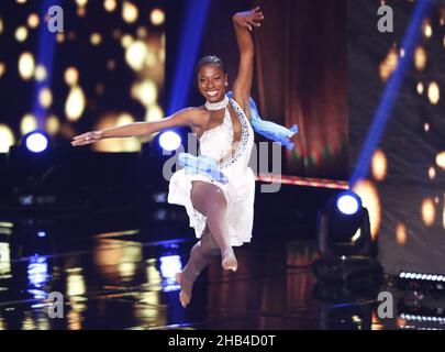 Uncasville, États-Unis.16th décembre 2021.Mlle Massachusetts Elizabeth Pierre participe au segment des talents du concours annuel Miss America 100th à la Mohegan Sun Arena d'Uncasville, Connecticut, le jeudi 16 décembre 2021.Photo de John Angelillo/UPI crédit: UPI/Alay Live News Banque D'Images